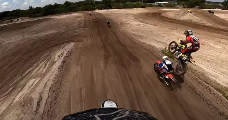 Motorcrosser belandt na sprong op rug van collega (video)