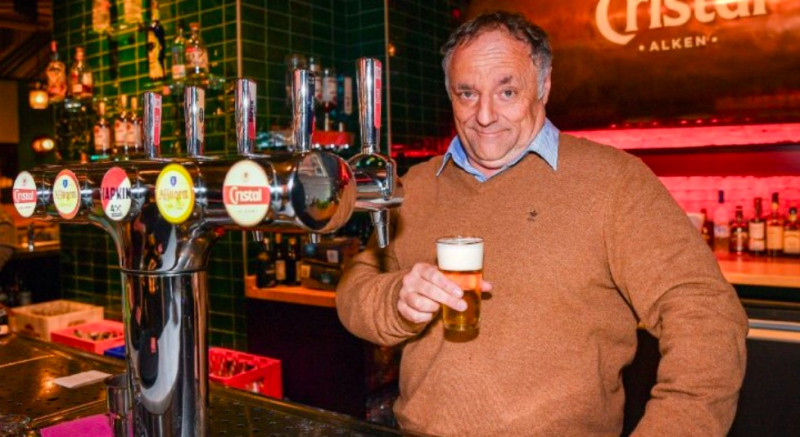 “Ik drink binnen, buiten kloppen ze mijn tanden uit”