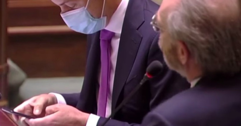 Was De Croo hier naar zijn Eveline aan het sturen?