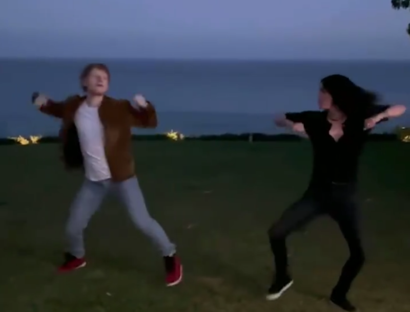 Courtney Cox/ Monica doet Friends-dansje met Ed Sheeran (video)