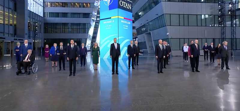Navo slikt gewillig de bijna-oorlogstaal van Biden tegen Rusland en China