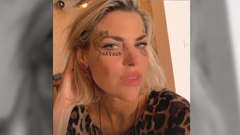 Tanja Dexters toont haar Viagra-winkel en toekomstige enkelband