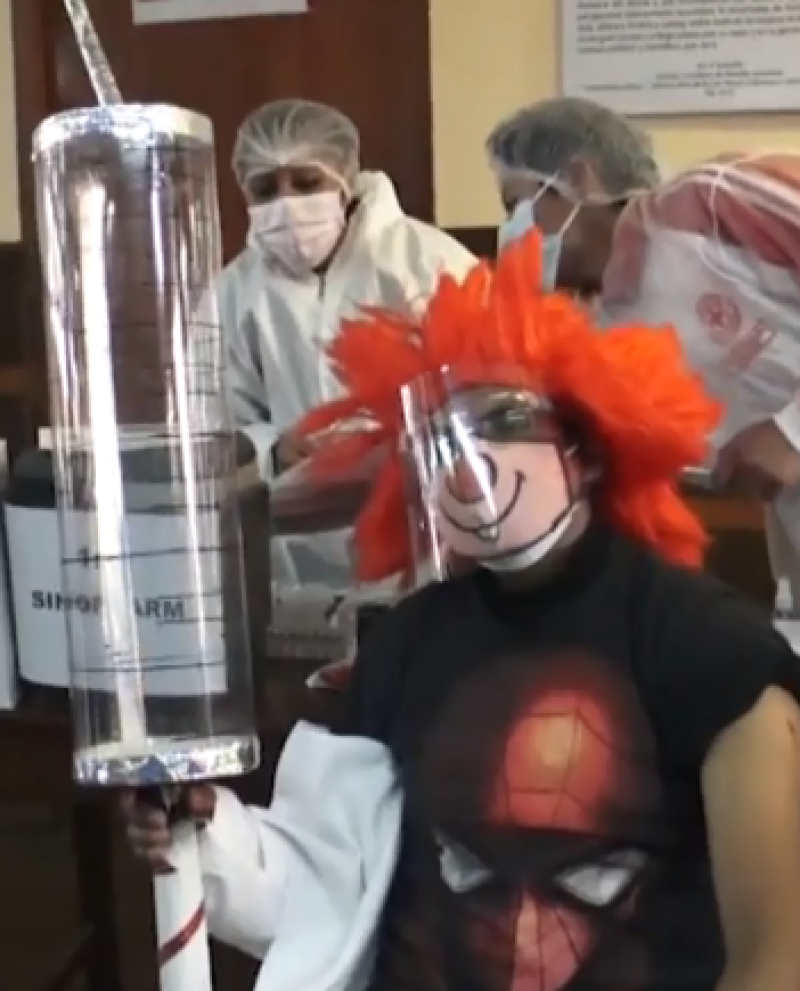 Bolivia zet clowns in om coronavaccin te promoten