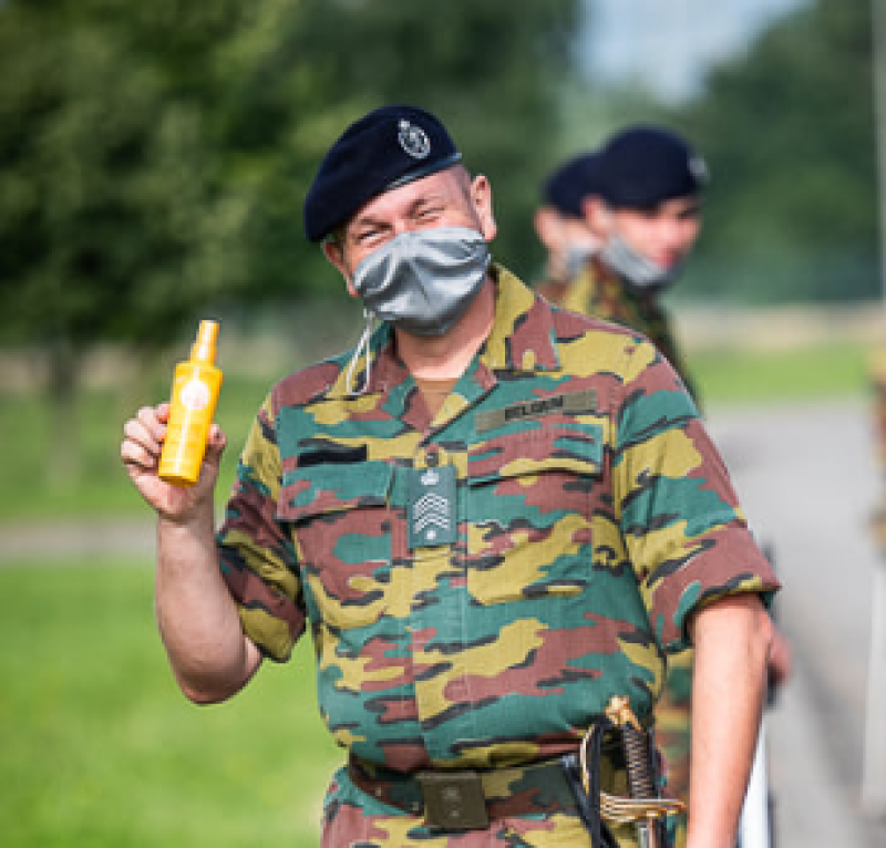 Leerling-officier Elisabeth moest zich goed insmeren met zonnebrandcrème