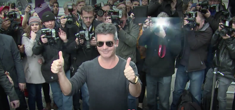 Simon Cowell doekt X-factor op (video)