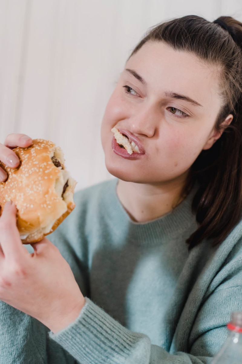 Franse tieners krijgen hamburger als ze zich laten prikken