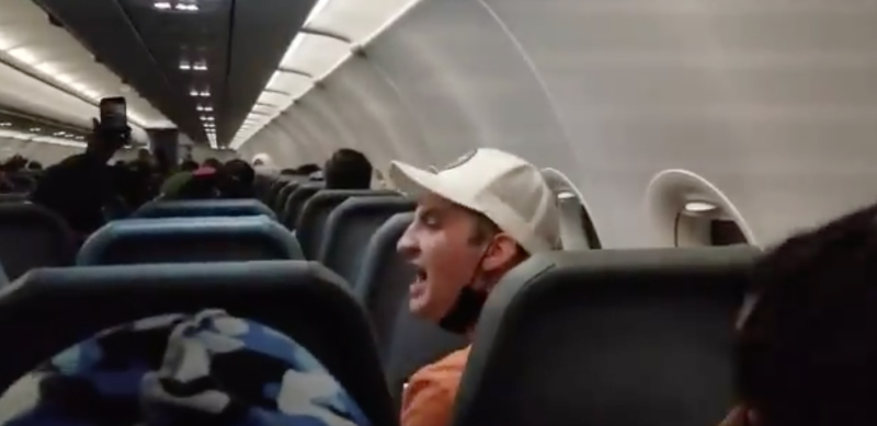 Handtastelijke passagier wordt vastgeplakt aan zijn stoel (video)