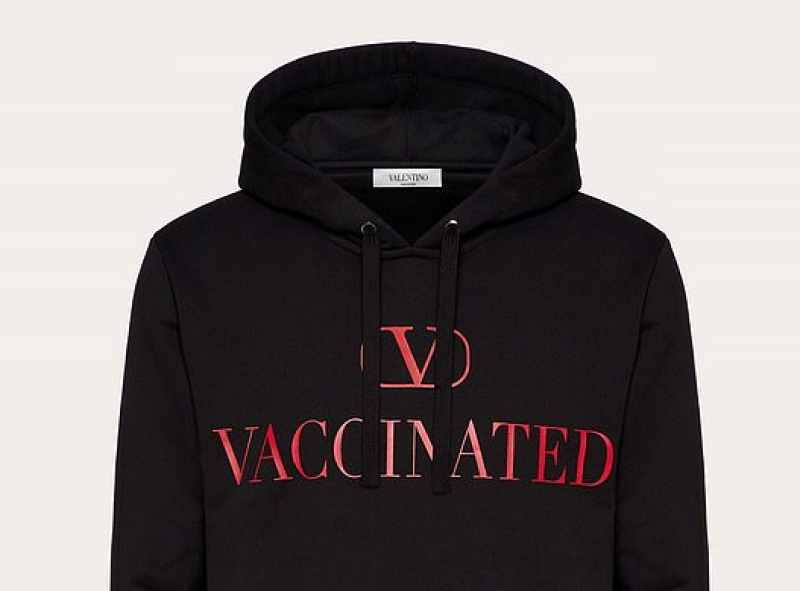 Coronapas? Een sweater van 590 euro van Valentino zal ook wel goed zijn zeker...