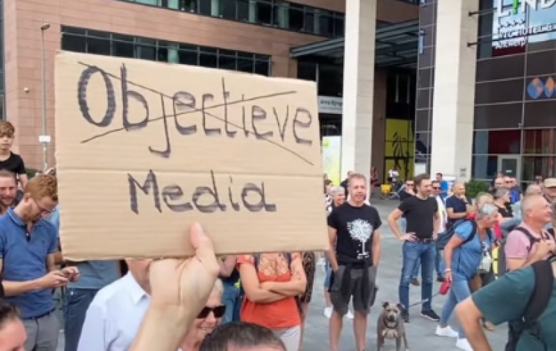 Misnoegde burgers protesteren tegen eenzijdige coronaberichtgeving VTM, VRT en RTBF