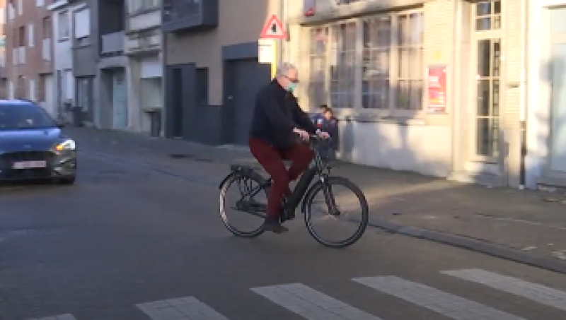 Prins Laurent ruilt Ferrari voor elektrische fiets