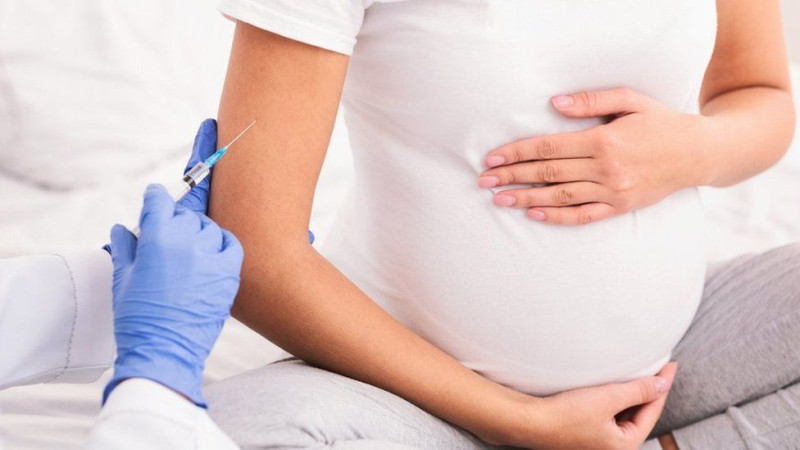 Is coronavaccin van Pfizer helemaal veilig voor zwangere vrouwen? Dat weten we pas echt in 2024...