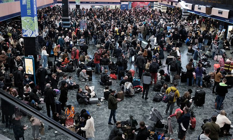 Klimaatreizigers brachten noodgedwongen nachtje door in treinstation Euston