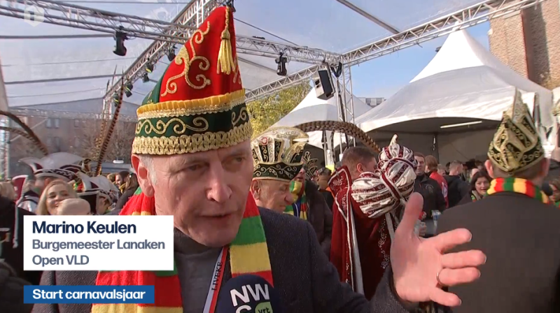 Kindjes met mondmaskers moeten oudjes met zotskappen beschermen