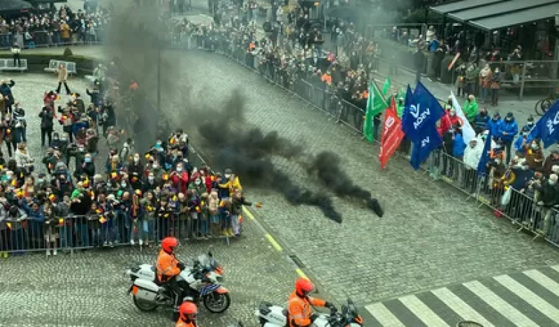 Mochten flaminganten rookbommen naar koning gooien, dan zaten ze nu in de cel
