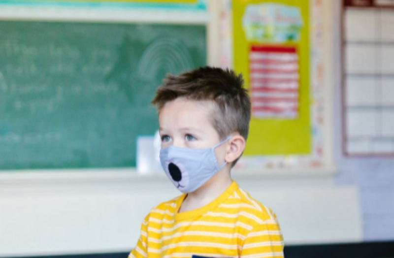 Hoe het narratief van kinderen als superverspreiders langzaam opgebouwd werd en wat het echte doel is