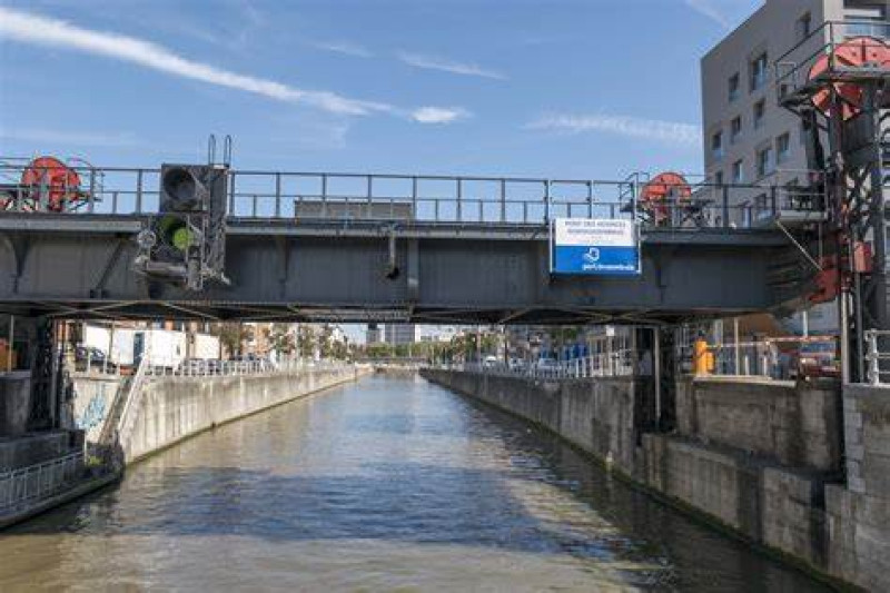 Politicus wilde journalist in kanaal van Brussel gooien