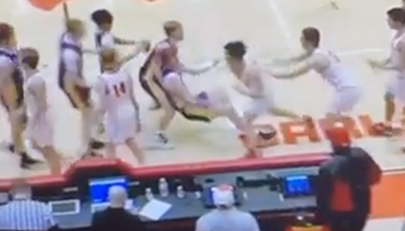 Handje schudden na basketmatch eindigt in arrestatie voor speler (video)