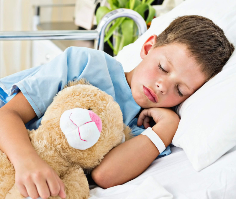 Wil iemand aan de ouders van deze jongen vertellen dat coronaprik helemaal veilig is?