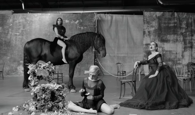 Adele pakt met zichzelf uit als über-diva in haar nieuwste clip (video)