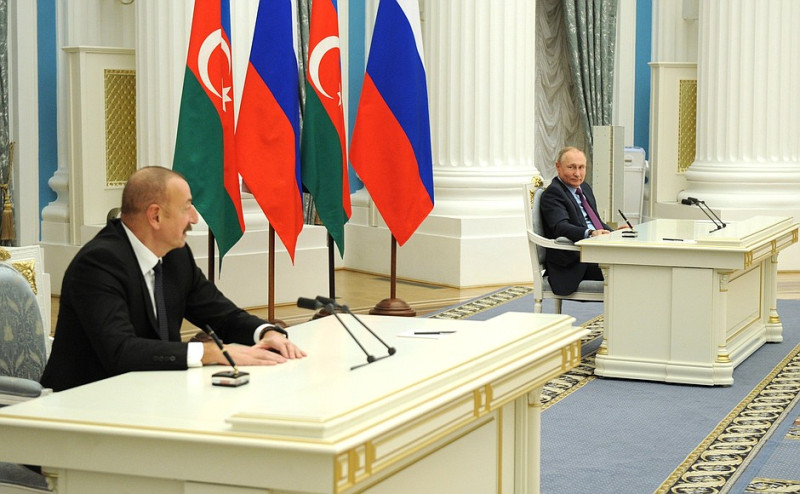 Ondertussen haalt Rusland banden met Azerbeidzjan aan