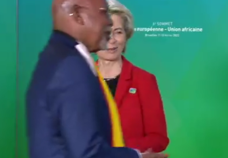 Oegandese minister wil Von der Leyen geen hand geven