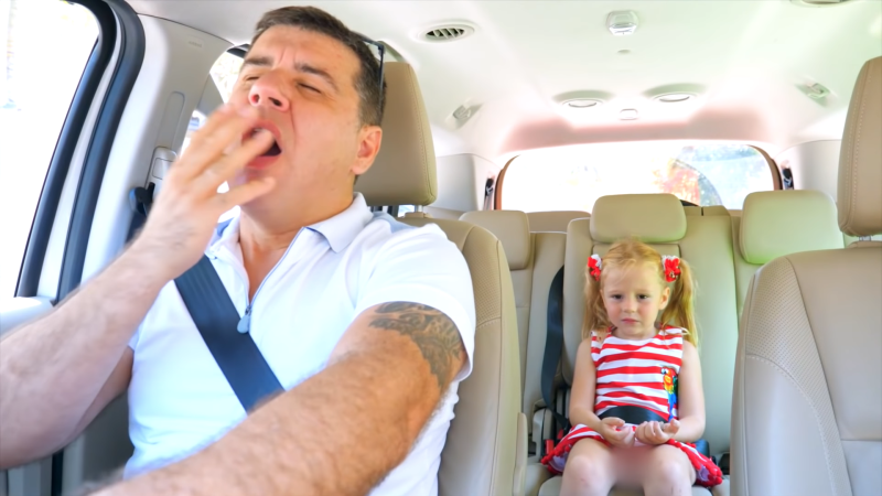 8 jaar oud en miljonair dankzij YouTube-flauwekul (video)