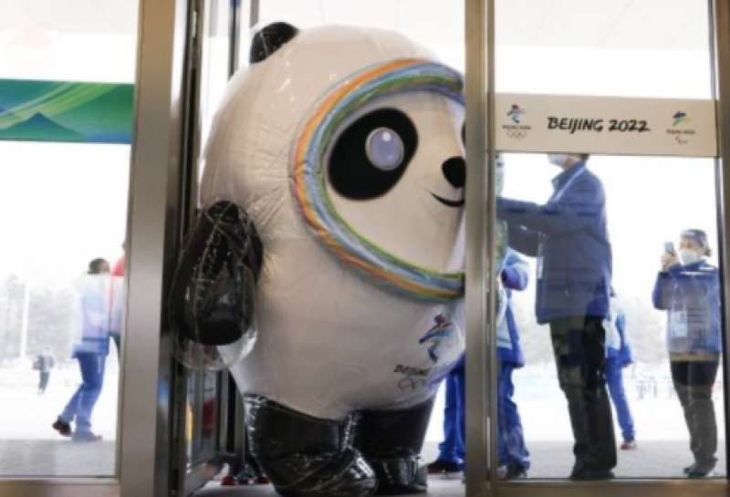 Populariteit van Olympische mascotte zakt de dieperik in na domme fout (video)
