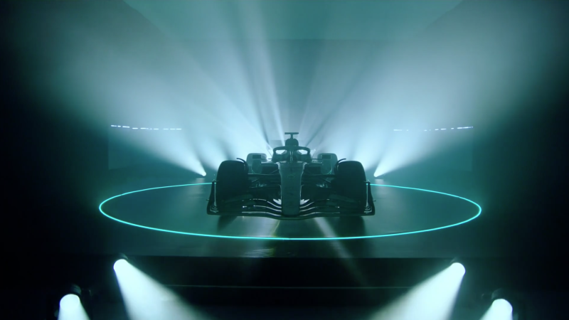 Deze Mercedes W13 moet Hamilton weer wereldkampioen maken (video)