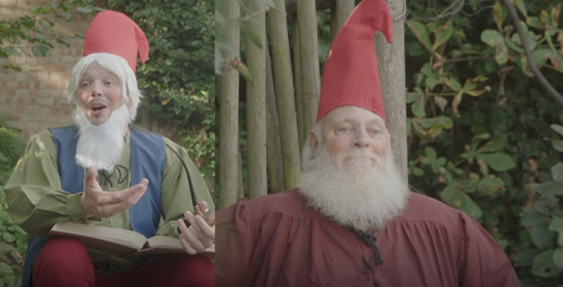 Volwassen mannen verdienen de kost als levende tuinkabouters (video)