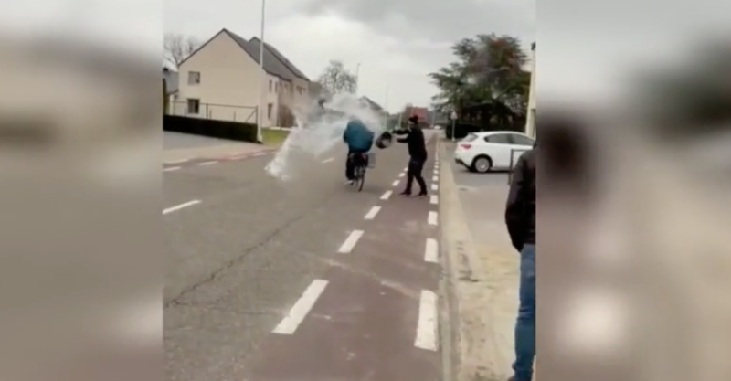 Spuwende fietser krijgt de verrassing van zijn leven (video)