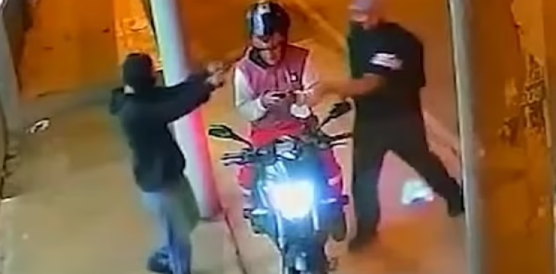 Overvaller schiet per ongeluk zijn kompaan dood (video)