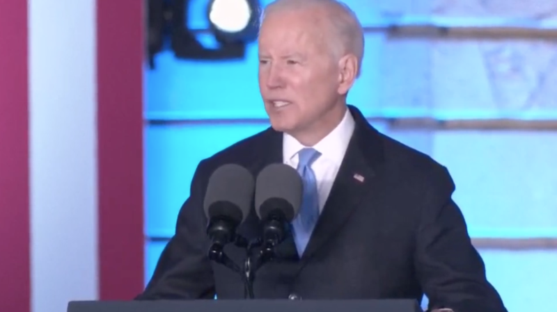 Biden speecht, maar wordt gecorrigeerd door het Witte Huis
