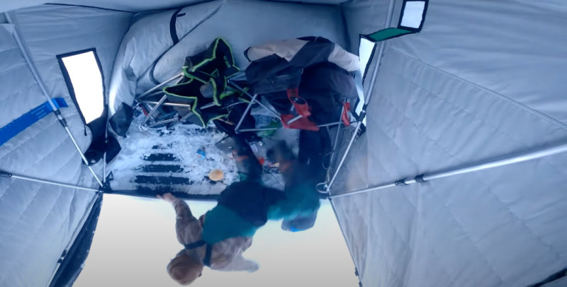 Man vergeet tent met vriend erin los te koppelen van sneeuwscooter (video)