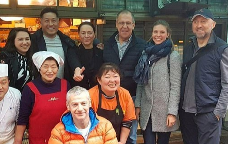 Lavrov ging met maitresse én escort naar Japan