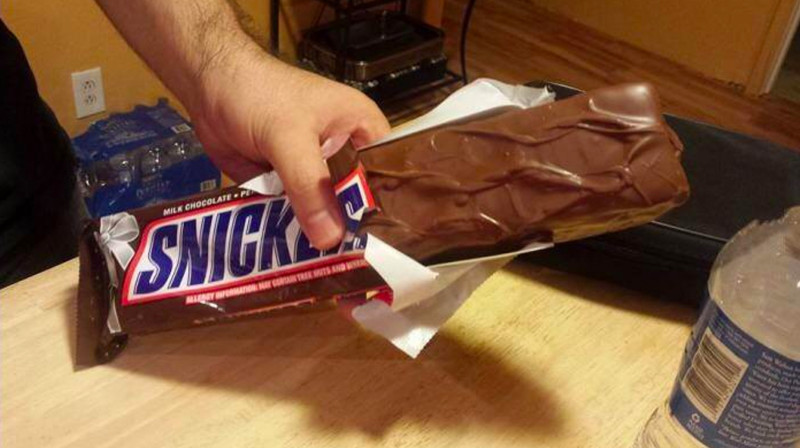 Snickers reageert op de hele 'penisaders'-heisa (foto's)
