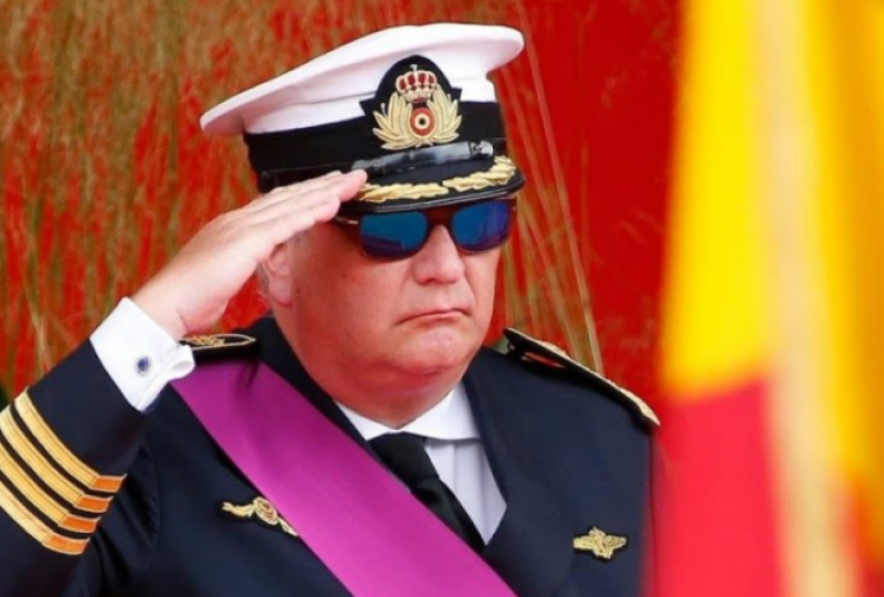 Prins Laurent vertoont ongepast gedrag tijdens begrafenis