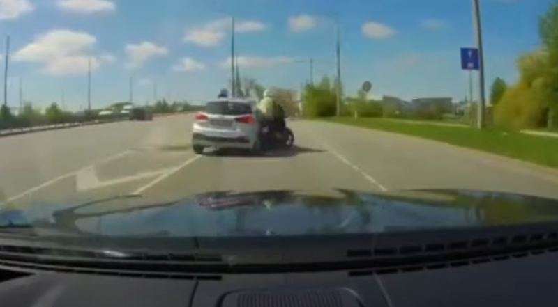 Chauffeur meer bezorgd om zijn wagen dan geramde leerling-motorrijder (video)