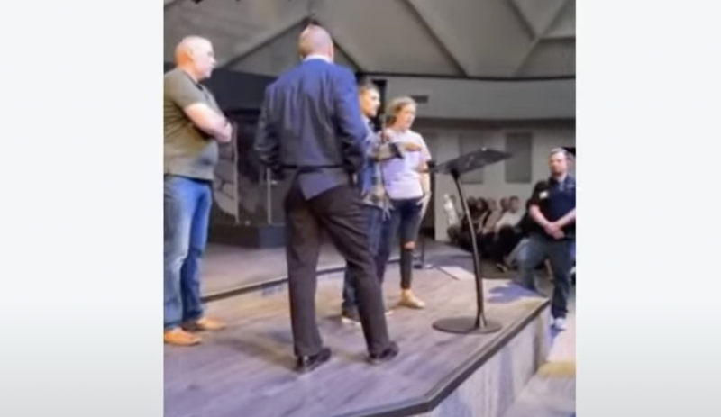 Vrouw beschuldigt dominee in volle kerk dat hij haar ontmaagdde toen ze zestien was (video)