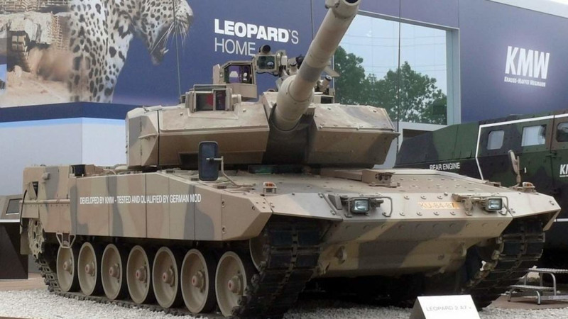 Enkel blije gezichten op grote wapenbeurs Eurosatory bij Parijs