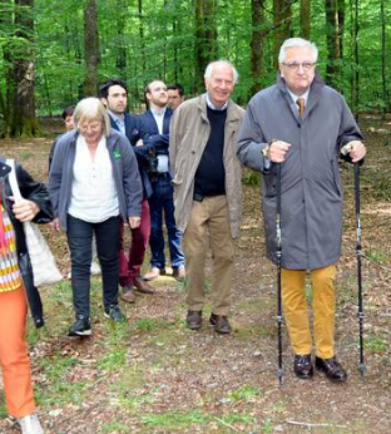 Prins Laurent ontdekt de geneugten van 'nordic walking' in Anlier