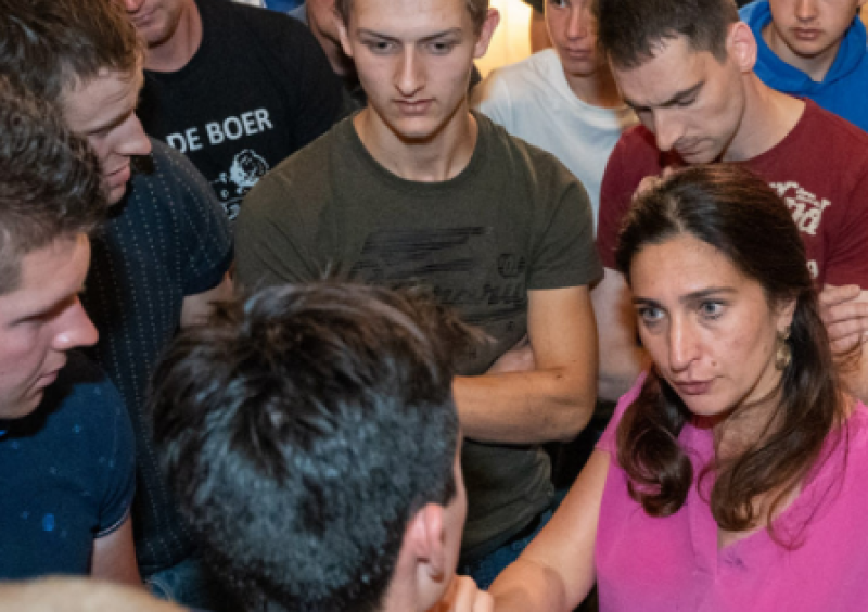 Stikstofakkoord: moedige Demir trotseert boze boeren in Merksplas