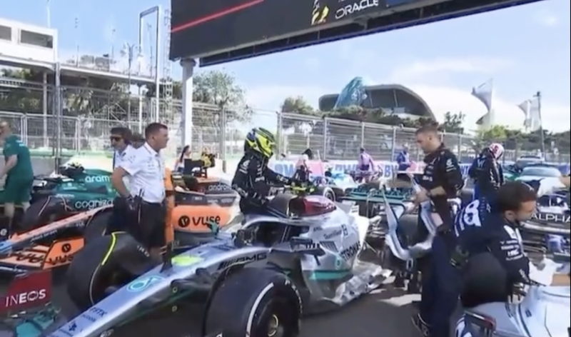 Het gaat niet goed met Lewis Hamilton (video)