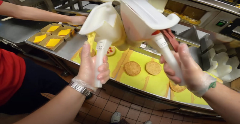 McDonald's-medewerker filmt drukste moment van de dag (video)