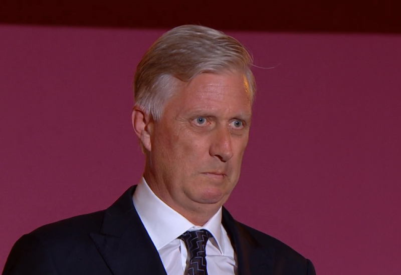 Waarom maakt de koning eigenlijk voortdurend grimassen?