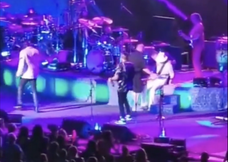 Carlos Santana stort in tijdens optreden (video)