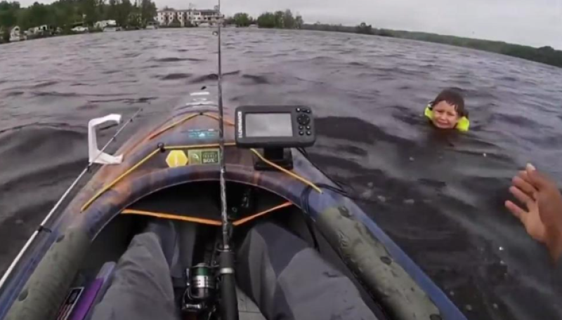Kajakker treft zesjarige knaap moederziel alleen aan in ijskoude rivier (video)