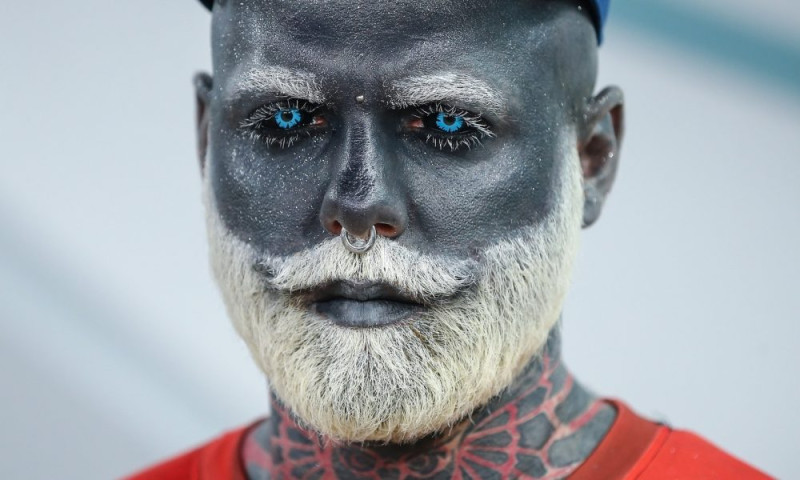 Tattoo-freak transformeert in Grote Smurf (foto's)