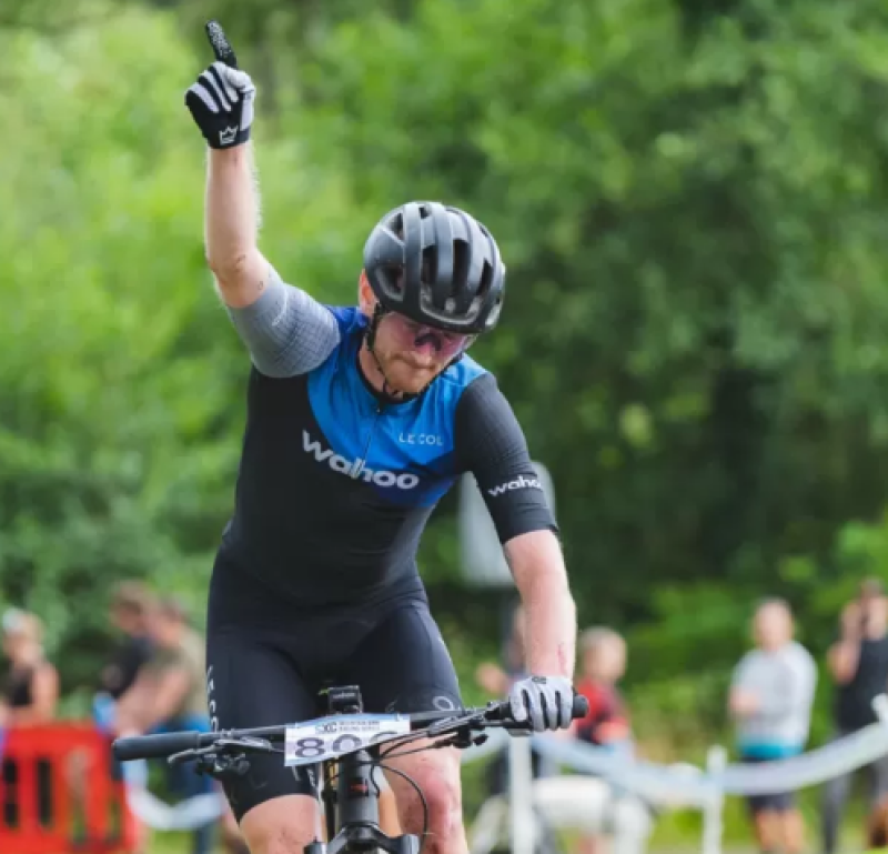 Moutainbiker Rab Wardell (37) plots in z’n slaap overleden na hartstilstand