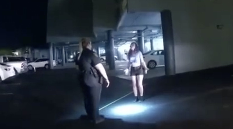 Dronken meid danst over de rechte lijn: “Ik ben niet dronken” (video)