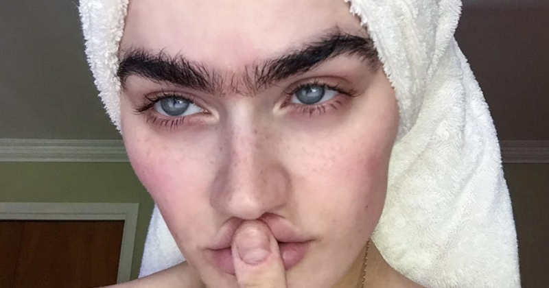 Instagram-model doet de wenkbrauw fronsen met gewaagde lingerieshoot (foto's)
